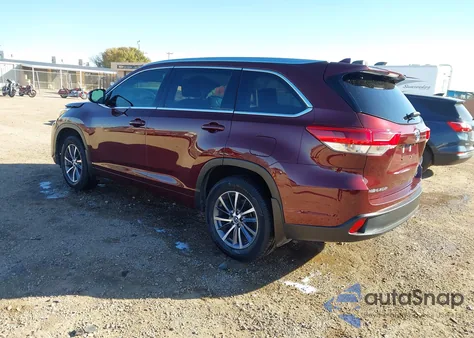 2018 Toyota Highlander Xle z USA, uszkodzony, nr VIN 5TDJZRFH9JS809846
